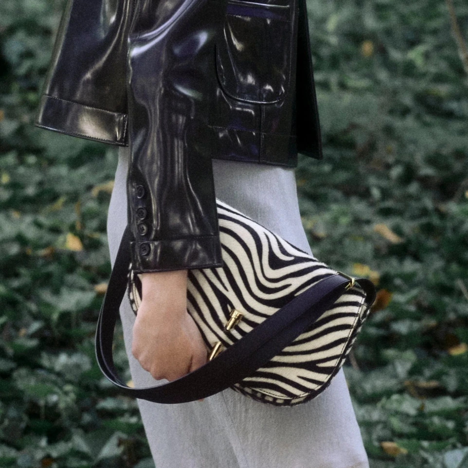 Borsa Gherardini con fantasia animalier indossata a spalla